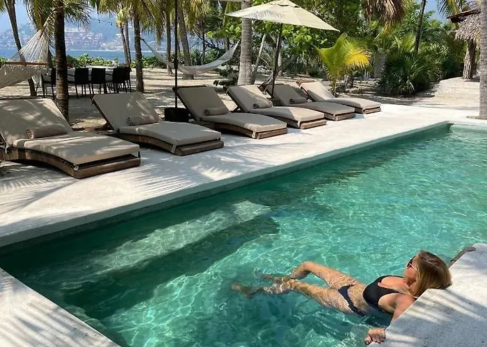 Casa Gatas Zihuatanejo